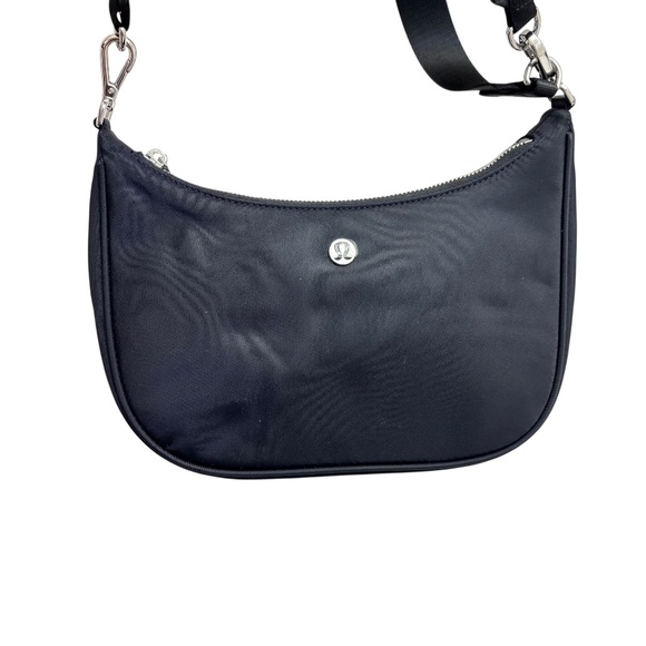 Lululemon essentials mini bag in black nylon